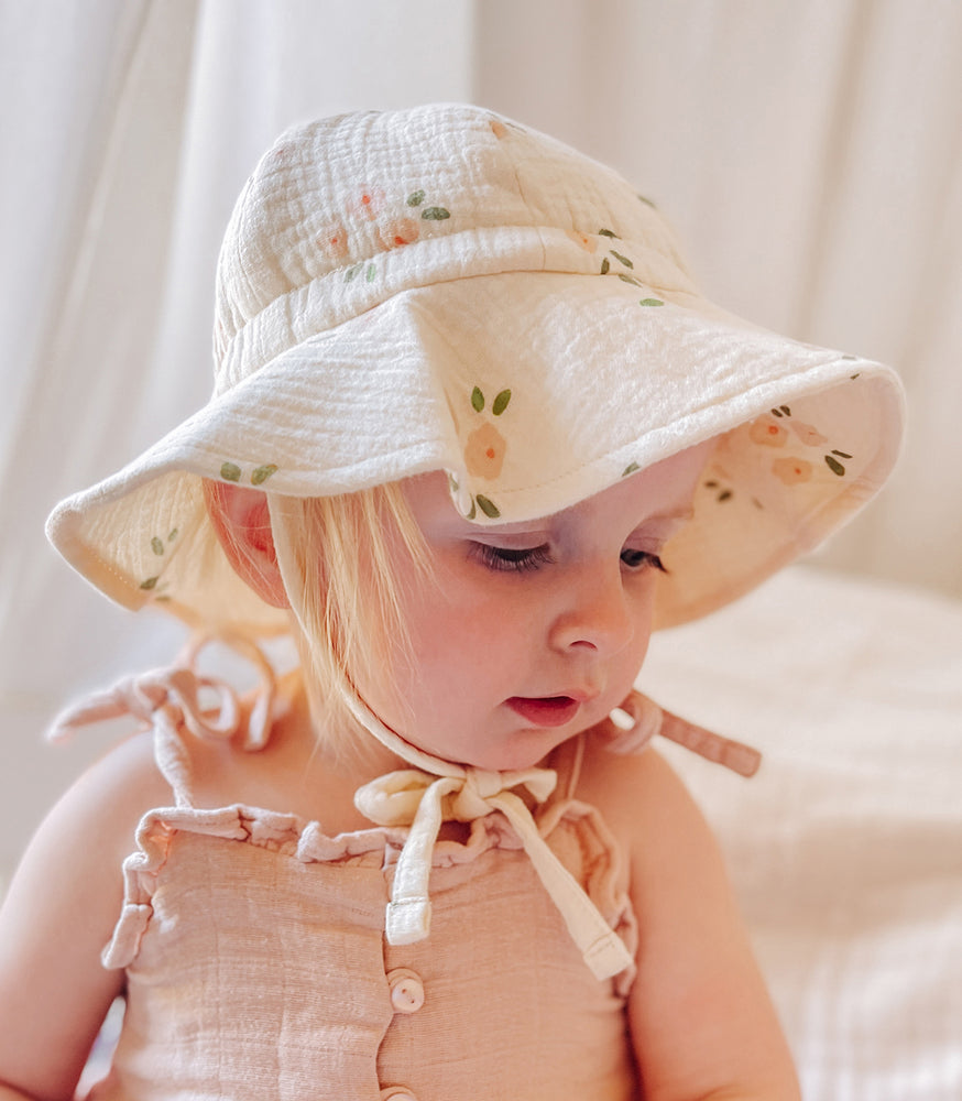 Daisy print sun hat on toddler 